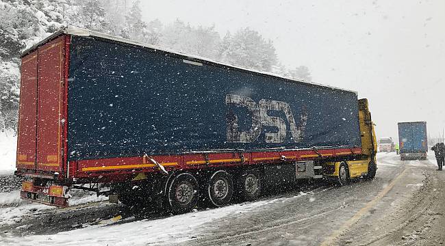 Sakarya'da 2 Tırın Çarpıştığı Kaza Trafiği Aksattı