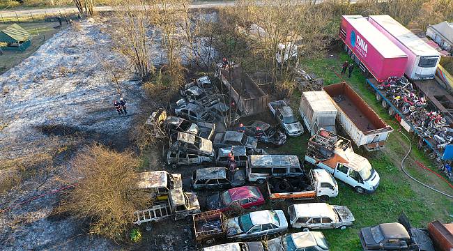 Sakarya'da Çıkan Yangında Yaklaşık 30 Araç Zarar Gördü