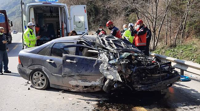 Sakarya'da Otomobil Yol Kenarındaki Kayalıklara Çarptı, 4 Yaralı