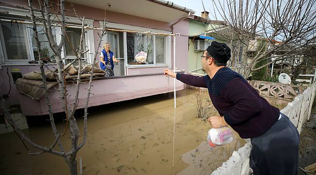 Taşkından Etkilenen Vatandaşlara Türk Kızılay Tarafından Kumanya Dağıtıldı