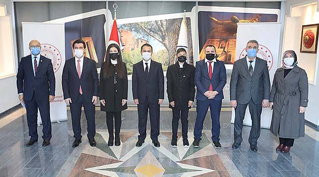 18 Mart Törenlerinde Göndere Çekilecek Türk bayrağı Çanakkale'ye Ulaştırıldı