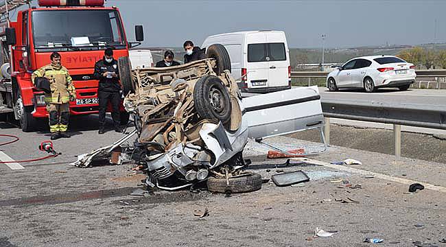 Bursa'da Hafif Ticari Araç Otomobille Çarpıştı, 1 Ölü, 3 Yaralı
