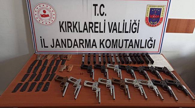 Yol Kenarındaki Poşette 16 Silah Bulundu
