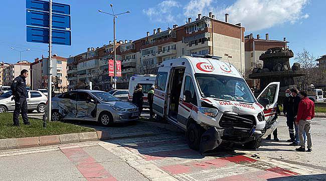 Ambulans İle Otomobil Çarpıştı, 1 Yaralı
