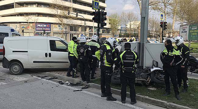 Bursa'da Hafif Ticari Araç Motosikletli Polise Çarptı