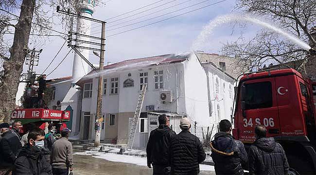 Caminin Çatısında Çıkan Yangın Söndürüldü