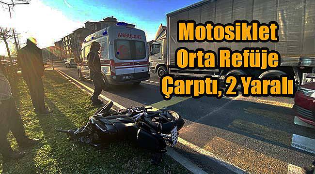 Motosiklet Orta Refüje Çarptı, 2 Yaralı
