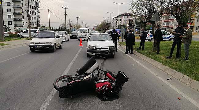 Otomobil Motosiklete Çarptı, Baba ve 3 Yaşındaki Oğlu Yaralandı