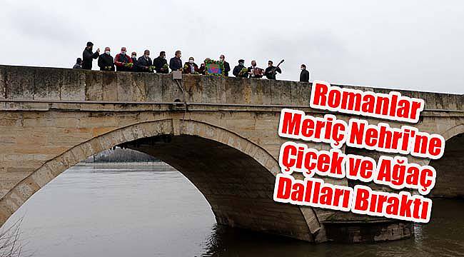 Romanlar Meriç Nehri'ne Çiçek ve Ağaç Dalları Bıraktı