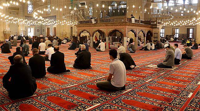 Vatandaşlar İkametlerine En Yakın Camide Cuma Namazlarını Kıldı