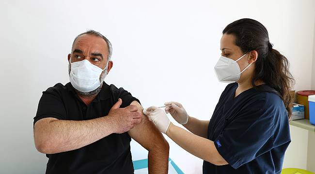 40 Yaş Üstü Öğretmen ve Okul Çalışanlarına Kovid-19 Aşısı Yapılmaya Başlandı