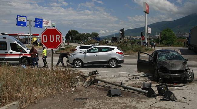 Bursa'da Devrilen Otomobile Cip Çarptı, 3 Yaralı