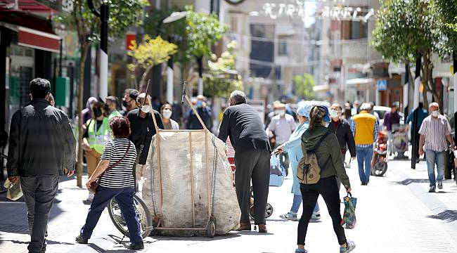 Caddelerde Arife Nedeniyle Alışveriş Yoğunluğu Yaşanıyor