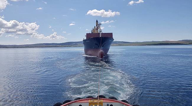 Çanakkale Boğazı'nda Sürüklenen Konteyner Gemisi Güvenli Bölgeye Çekildi