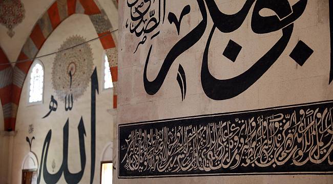 Eski Cami "Hat Yazılarıyla" Ziyaretçilerini Geçmişe Yolculuğa Çıkarıyor