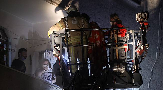 Zeytinburnu'nda Bodrum Katında Çıkan Yangın Söndürüldü