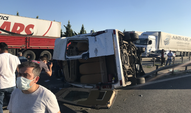 Anadolu Otoyolu'nda Servis Minibüsü Otomobille Çarpıştı, 10 Yaralı