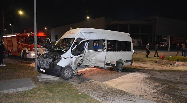 İşçi Servisi ve Otomobil Çarpıştı: 8 Yaralı