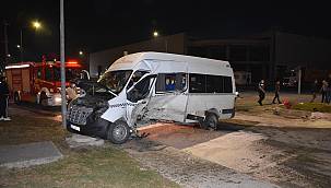 İşçi Servisi ve Otomobil Çarpıştı: 8 Yaralı