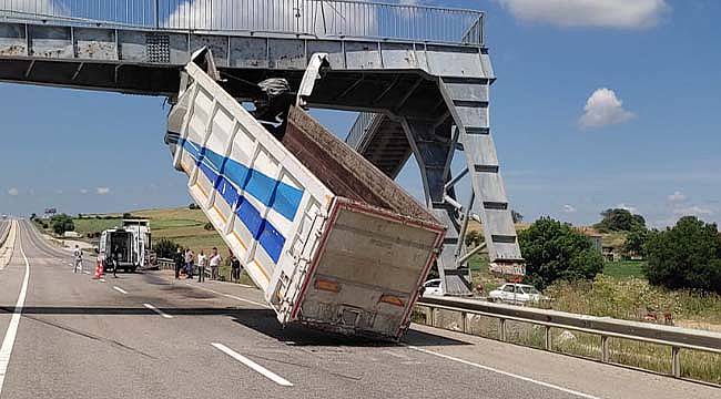 Kamyonun Açılan Damperi Üst Geçitte Asılı Kaldı
