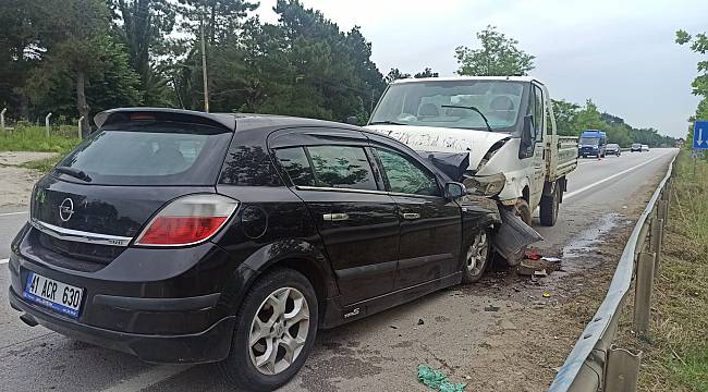 Kocaeli'de Kamyonet İle Otomobil Çarpıştı, 5 Yaralı