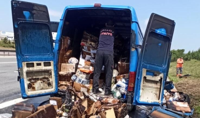 Kocaeli'de Kargo Firmasına Ait Araç Yandı