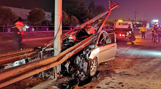 Kocaeli'de Otomobil Bariyerlere Çarptı, 3 Yaralı