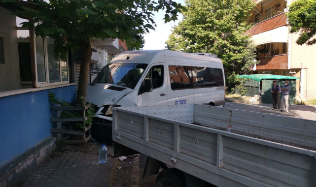 Kocaeli'de Panelvan ile Servis Minibüsü Çarpıştı, 10 Yaralı