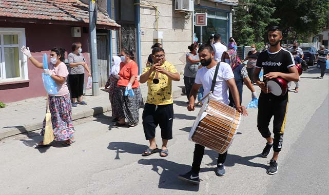 Mahalleli Temizliği Davul Zurna Eşliğinde Yaptı