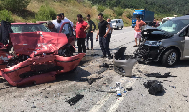 Sakarya'da Panelvanla Otomobil Çarpıştı, 1 Ölü 1 Yaralı