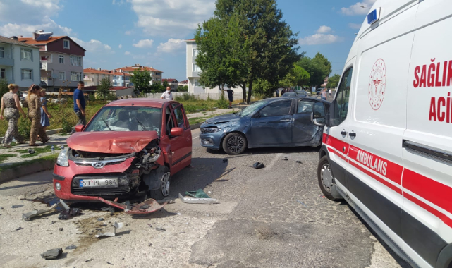 3 Otomobil Çarpıştı, 6 Yaralı