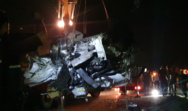 Bursa'da 3 Araç Birbirine Girdi, 1 Ölü, 5 Yaralı
