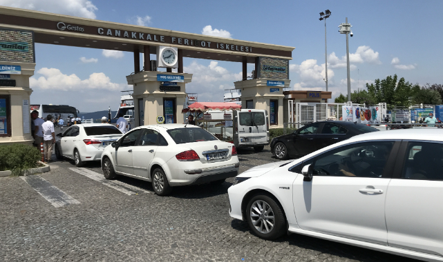 Çanakkale Feribot İskelelerinde Tatilcilerin Dönüş Yolculuğu Sürüyor