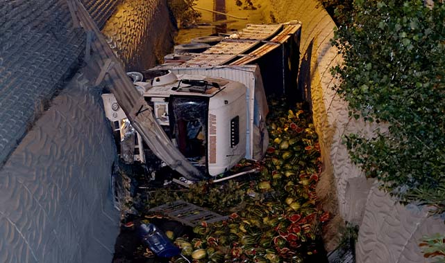 Esenyurt'ta Karpuz Yüklü Kamyon Dereye Devrildi, 1 Yaralı