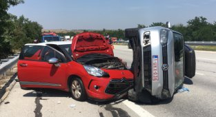 Gurbetçilerin Bulunduğu 2 Otomobil Çarpıştı