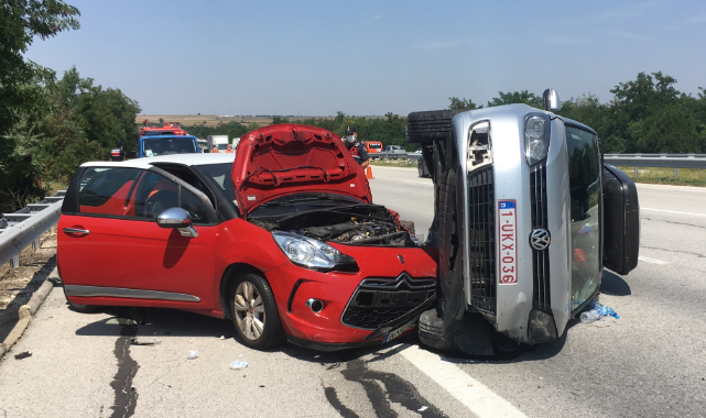 Gurbetçilerin Bulunduğu 2 Otomobil Çarpıştı
