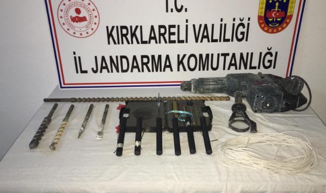 Jandarmadan Kaçmaya Çalışan Araçta Dinamit Ele Geçirildi