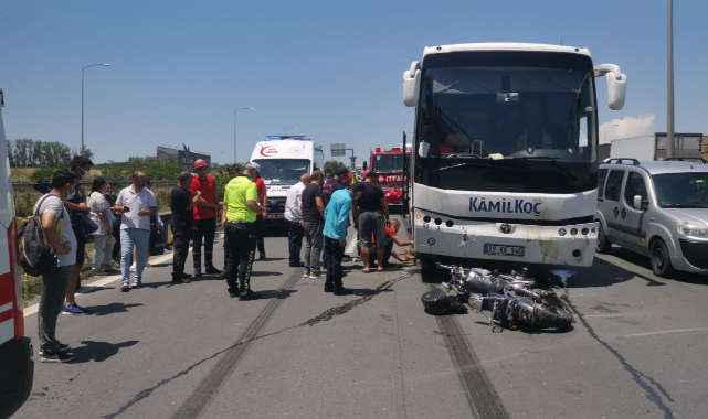 Kocaeli'de Otomobile Çarpan Motosiklet Yolcu Otobüsünün Altına Girdi, 2 Yaralı