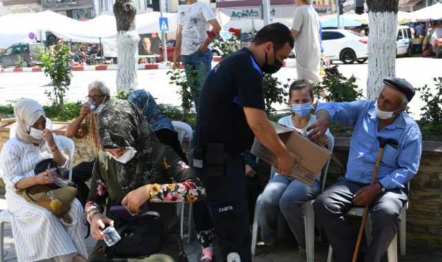 Lapseki'de Eski Belediye Binası Önünde Aşı Uygulanmasına Başlandı