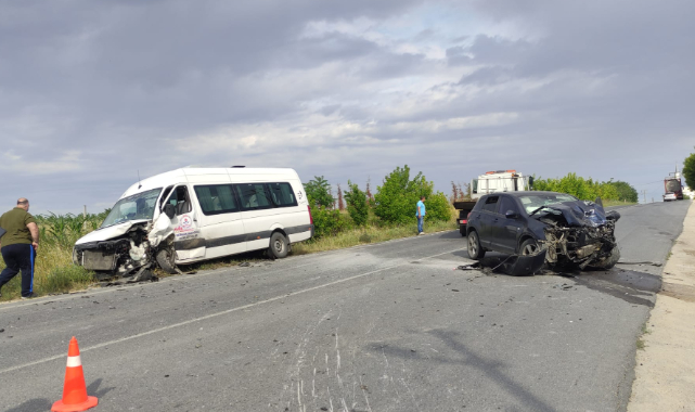 Otomobille İşçi Servisi Kafa Kafaya Çarpıştı, 6 Yaralı