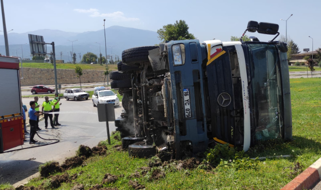 Bursa’da Virajı Alamayan Beton Mikseri Devrildi, 1 Yaralı