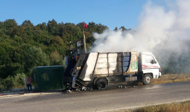 Geri Dönüşüm Kamyonu Alev Alev Yandı