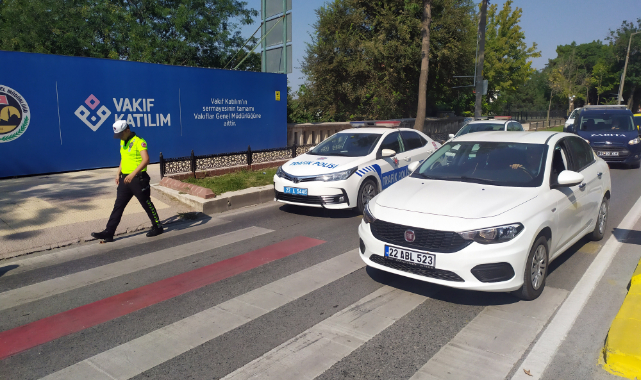 Otomobil Yaya Yolunda 2 Kişiye Çarptı