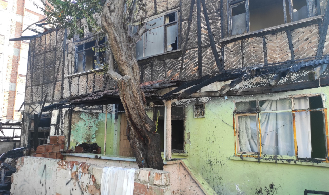 Sakarya'da İki Katlı Ev Yangında Kullanılamaz Hale Geldi