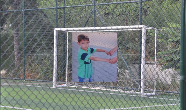 Üzerine Kale Direği Devrilen 6 Yaşındaki Çocuk Öldü