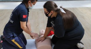 Edirne'de AVM'de İlk Yardım Eğitimi Verildi