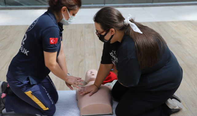 Edirne'de AVM'de İlk Yardım Eğitimi Verildi