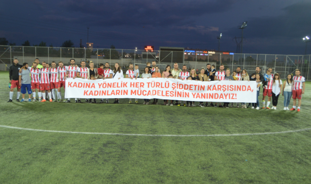 Kadına Yönelik Şiddete Dikkati Çekmek İçin Sahaya Eşleriyle Çıktılar