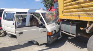 Orhangazi'de Kamyonla Çarpışan Minibüsün Sürücüsü Yaralandı
