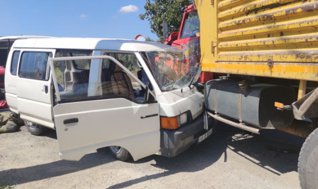 Orhangazi'de Kamyonla Çarpışan Minibüsün Sürücüsü Yaralandı